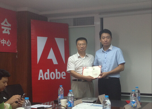 刘涛老师接受Adobe颁发的聘书